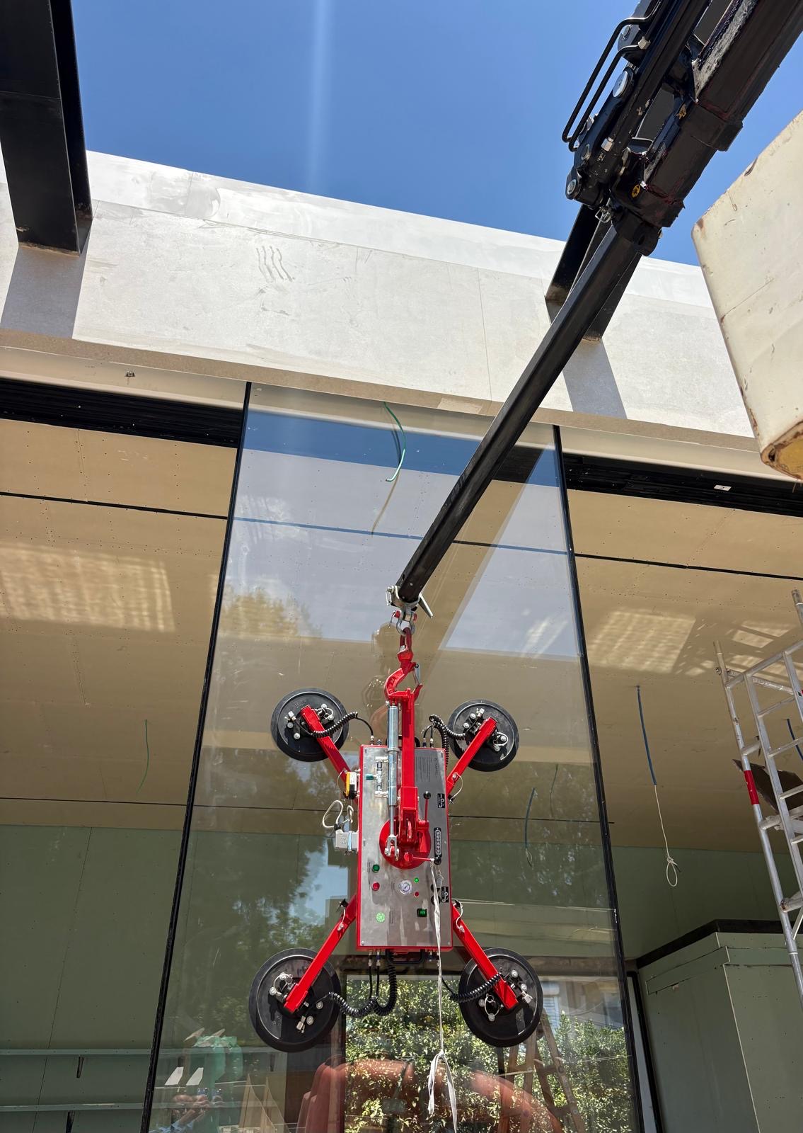 הנפת זכוכית באמצעות מנוף ספיידר ומכחולי ואקום